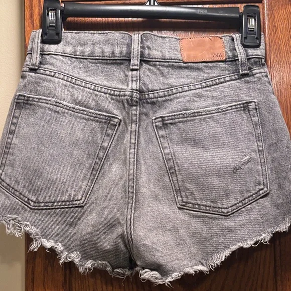 Zara Light Charcoal Denim Shorts with pockets - size 0 - Picture 6 of 11